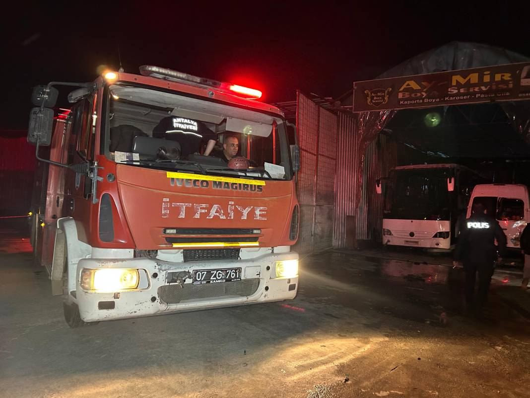 Oto tamirhanede yangın! Patlamalar yaşandı, 1 kişi öldü 5